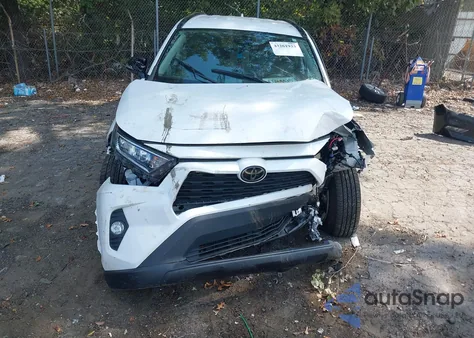 2021 Toyota Rav4 Xle z USA, uszkodzony, nr VIN 2T3W1RFV3MC117489